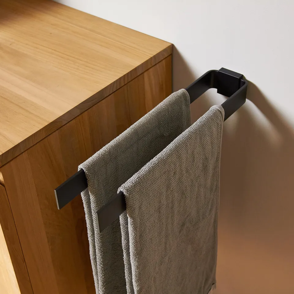 designfabrik-hamburg-badezimmer-handtuchhalter-zweiarmig-42-cm-schwarz image 1